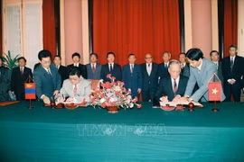 El entonces presidente del Estado, Le Duc Anh (derecha), y su homólogo de Mongolia, Punsalmaagiin Ochirbat, firman la declaración conjunta entre ambos países en Hanoi en marzo de 1994. (Foto: VNA)