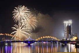 El espectáculo de fuegos artificiales del equipo chino (Foto: VNA)