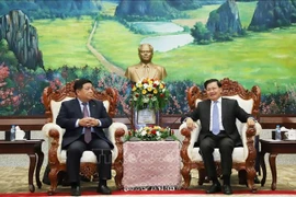 El viceprimer ministro de Vietnam Nguyen Chi Dung (izquierda), se reúne con el secretario general del Partido Popular Revolucionario y presidente de Laos, Thongloun Sisoulith (Foto: VNA)
