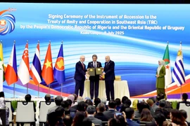 Ceremonia de firma del documento de adhesión de Uruguay y Argelia al Tratado de Amistad y Cooperación en el Sudeste Asiático (TAC) (Foto: baoquocte.vn)
