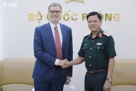 El viceministro de Defensa de Vietnam, coronel general Nguyen Truong Thang, recibe al embajador francés, Olivier Brochet. (Foto: qdnd.vn)