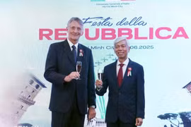 Vo Van Hoan (derecha), vicepresidente del Comité Popular de Ciudad Ho Chi Minh, y el cónsul general italiano Enrico Padula (Foto: VNA)