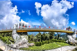 El Puente Dorado en el complejo Ba Na Hills, en la ciudad de Da Nang, es una atracción turística popular tanto para visitantes nacionales como internacionales. (Foto: VNA)