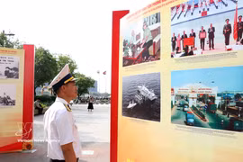 Un oficial visita la exposisión (Foto: VNA)