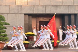 La guardia de honor marcha en revista frente al Mausoleo de Ho Chi Minh. (Foto de archivo: VNA)