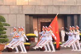 La guardia de honor marcha en revista frente al Mausoleo de Ho Chi Minh. (Foto de archivo: VNA)