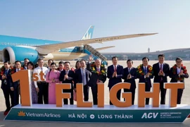 El primer vuelo de pasajeros de Vietnam Airlines a Long Thanh transporta al viceprimer ministro Nguyen Hoa Binh (sexto desde la derecha) y casi 100 pasajeros (Foto: VNA)