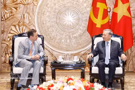 El secretario general del Partido Comunista de Vietnam, To Lam (derecha), conversa con Scott Strazik, presidente y director ejecutivo de GE Vernova. (Foto: VNA)