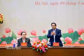 El secretario del Comité del Partido del Gobierno y primer ministro, Pham Minh Chinh (derecha), y el secretario del Comité del Partido de la Asamblea Nacional y titular del Legislativo, Tran Thanh Man, copresiden la cita (Foto: VNA)