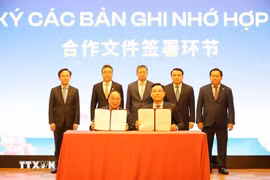 Firma de un memorando de cooperación entre empresas de Vietnam y China (Foto: VNA)