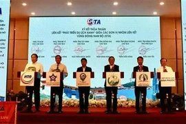 Representantes de Ciudad Ho Chi Minh y las provincias de Dong Nai, Ba Ria-Vung Tau, Binh Duong, Binh Phuoc y Tay Ninh firman un acuerdo de cooperación para el desarrollo del turismo ecológico. (Foto: VNA)