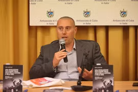 Stefano Bonilauri, director de la editorial Anteo Edizioni, interviene en el acto de lanzamiento de la traducción al italiano del libro (Foto: VNA)