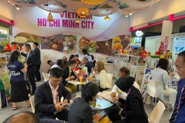 Los stands vietnamitas atraen la atención de muchos compradores y distribuidores (Foto: VNA)