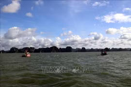 Barcos de la policía de Quang Ninh participan en la búsqueda en la bahía de Ha Long. (Foto ilustrativa: VNA)