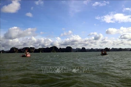 Barcos de la policía de Quang Ninh participan en la búsqueda en la bahía de Ha Long. (Foto ilustrativa: VNA)