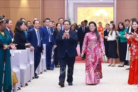 El primer ministro Pham Minh Chinh y su esposa en la recepción (Foto: VNA)