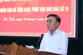 El miembro del Buró Político e integrante permanente del Secretariado del Comité Central del Partido Comunista de Vietnam, Tran Cam Tu, se reúne con las autoridades locales (Foto: VNA)