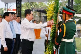 El presidente de la Asamblea Nacional, Tran Thanh Man, deposita flores en el Cementerio Nacional de los Mártires de la Carretera 9, en la provincia de Quang Tri (Foto: VNA)