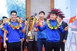 El capitán Do Duy Manh (al frente, a la derecha) y Nguyen Tien Linh llevan el trofeo a la reunión con el primer ministro Pham Minh Chinh. (Foto: VNA)