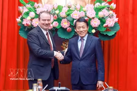 El ministro de Seguridad Pública de Vietnam, el general Luong Tam Quang (derecha), recibe al representante comercial adjunto de Estados Unidos, Rick Switzer. (Foto: VNA)