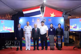 Las autoridades de Ciudad Ho Chi Minh acompañaron al contralmirante Thaveesak Thongnam y al embajador de Tailandia en Vietnam, Urawadee Sriphiromya, en la ceremonia conmemorativa. (Foto: VNA)
