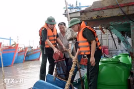 Las autoridades ayudan a los pescadores de la comuna de Hai Thinh (Ninh Binh) a prevenir la tormenta. (Foto: VNA)