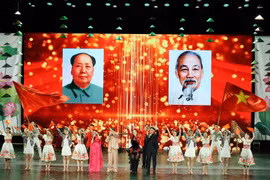 Una actuación celebra la amistad entre Vietnam y China, transmitiendo un mensaje sobre las prometedoras perspectivas para las relaciones entre ambos países. (Foto: VNA)