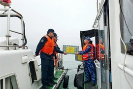 Los guardacostas de Vietnam y China realizan una patrulla conjunta en el Golfo de Tonkín. (Foto: VNA)