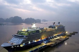 El crucero Celebrity Solstice, con bandera maltesa y con 3.016 pasajeros a bordo, atracó en el puerto internacional de Ha Long, barrio de Bai Chay, provincia de Quang Ninh. (Foto: VNA)