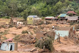 Cientos de casas en la comuna de My Ly (Nghe An) resultaron dañadas tras las inundaciones de julio de 2025. (Foto: VNA)
