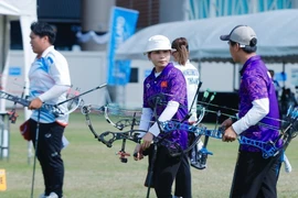 Dang Cong Duc y Le Pham Van Anh ganaron la medalla de plata en la prueba de arco de tres cuerdas de dobles mixtos (Foto: VNA)