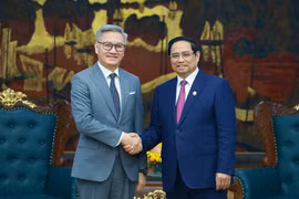 El primer ministro Pham Minh Chinh (derecha) recibe al ministro de Relaciones Exteriores de Laos, Thongsavanh Phomvihane (Foto: VNA)