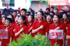 Estudiantes cantan el Himno Nacional (Foto: VNA)