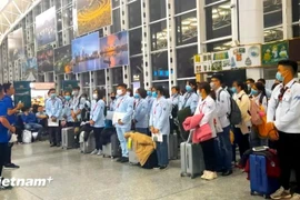 Trabajadores vietnamitas esperan su embarque en un aeropuerto. (Foto: VietnamPlus)