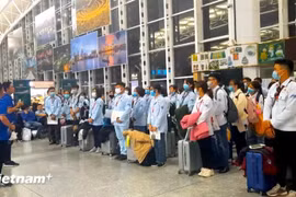 Trabajadores vietnamitas esperan su embarque en un aeropuerto. (Foto: VietnamPlus)