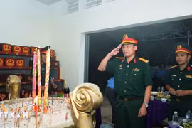 Los oficiales rinden homenaje a los mártires (Foto: VNA)