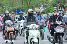 Los motociclistas usan ropa abrigada y guantes cuando manejan en la calle (Foto: VNA)