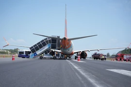 Un Boeing 737-300 de Air India Express se encuentra en la pista del aeropuerto de Phuket poco después de un aterrizaje forzoso el 11 de marzo. (Foto: Aeropuerto Internacional de Phuket)