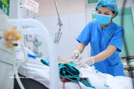 La unidad de cuidados intensivos del Hospital General Duc Giang aplica continuamente técnicas especializadas avanzadas para mejorar el tratamiento de los pacientes en estado crítico. (Foto: VNA)