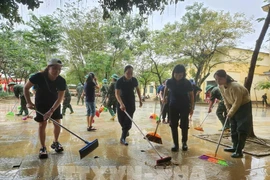 Se están realizando esfuerzos urgentes para limpiar las escuelas una vez que bajen las inundaciones. (Foto: VNA)