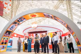 El presidente del Parlamento de Vietnam, Tran Thanh Man, inspecciona los preparativos de la exposición (Foto: VNA)