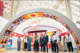 El presidente del Parlamento de Vietnam, Tran Thanh Man, inspecciona los preparativos de la exposición (Foto: VNA)