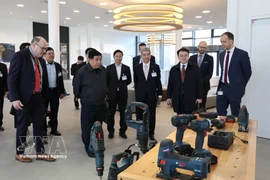 El viceprimer ministro Nguyen Chi Dung visita el grupo Bosch en Stuttgart, Alemania. (Foto: VNA)
