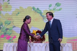 Men Sam An, asesora suprema del Rey de Camboya, vicepresidenta del Partido Popular y titular del Consejo Nacional del Frente de Solidaridad para el Desarrollo de la Patria del país vecino, felicita al presidente del Comité Popular de Long An, Nguyen Van Ut, con motivo del Tet (Foto: VNA)