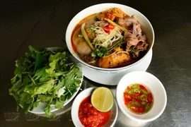 Bun bo Hue, un preparado famoso de la antigua capital imperial de Hue, se encuentra entre los 100 platos con mayor valor culinario asiático, reconocidos por la Asian Record Organization. (Foto: VNA)