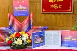 El libro “65 años cultivando la amistad leal y ejemplar entre Vietnam y Cuba” (Foto: VNA)