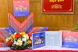 El libro “65 años cultivando la amistad leal y ejemplar entre Vietnam y Cuba” (Foto: VNA)