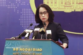 La portavoz del Ministerio de Relaciones Exteriores, Pham Thu Hang, responde a las preguntas de la prensa (Foto: VNA)
