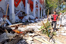 Un edificio derrumbado tras el terremoto en Manado, Sulawesi del Norte, Indonesia, el 2 de abril de 2026. (Foto: Xinhua/VNA)