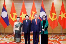 El secretario general del Partido Comunista de Vietnam, To Lam, y el secretario general del PPRL y presidente de Laos, Thongloun Sisoulith, junto con sus cónyuges (Foto: VNA)